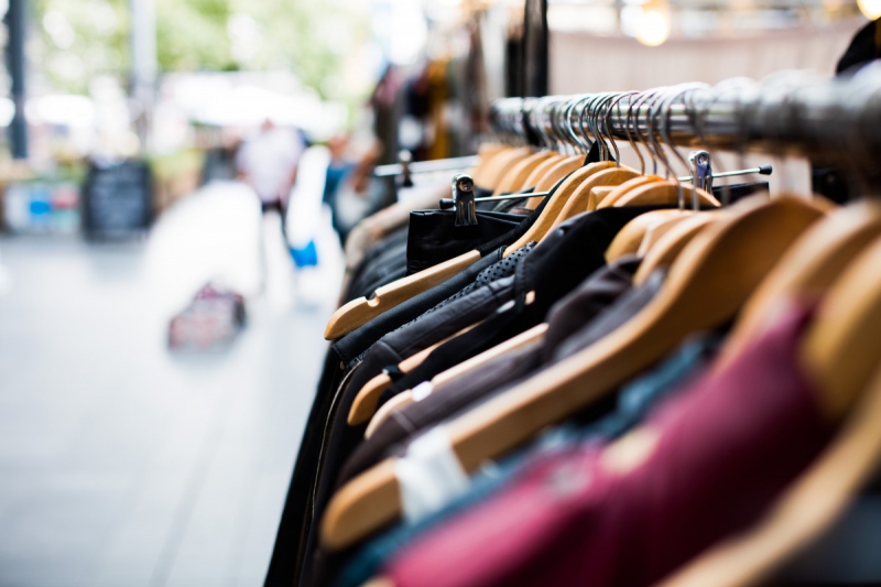 magasin-BAUDINARD SUR VERDON-min_blur_close_up_focus_hanger_jacket_market_people_rack-1176303